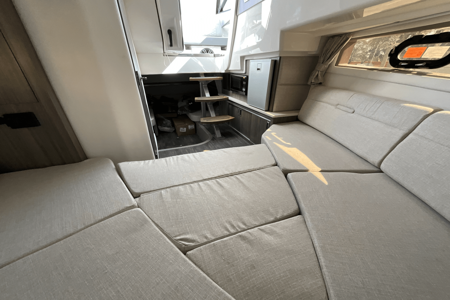 Slide: The Image of Sea Ray Sundancer 320 Outboard 2025 - 49