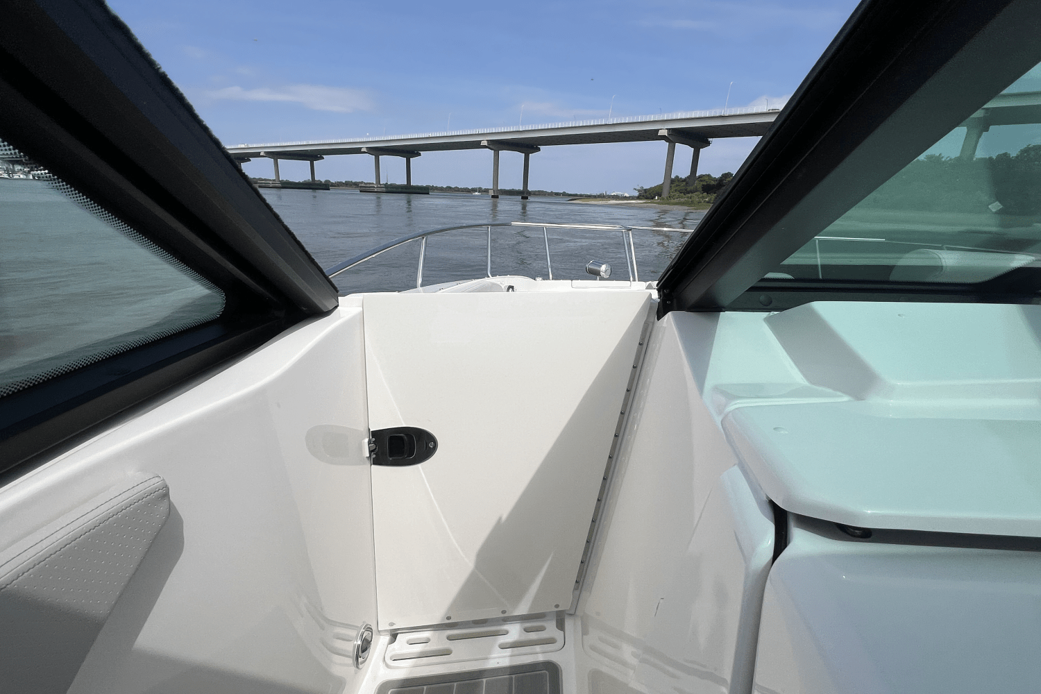 Slide: The Image of Sea Ray Sundancer 320 Outboard 2025 - 49