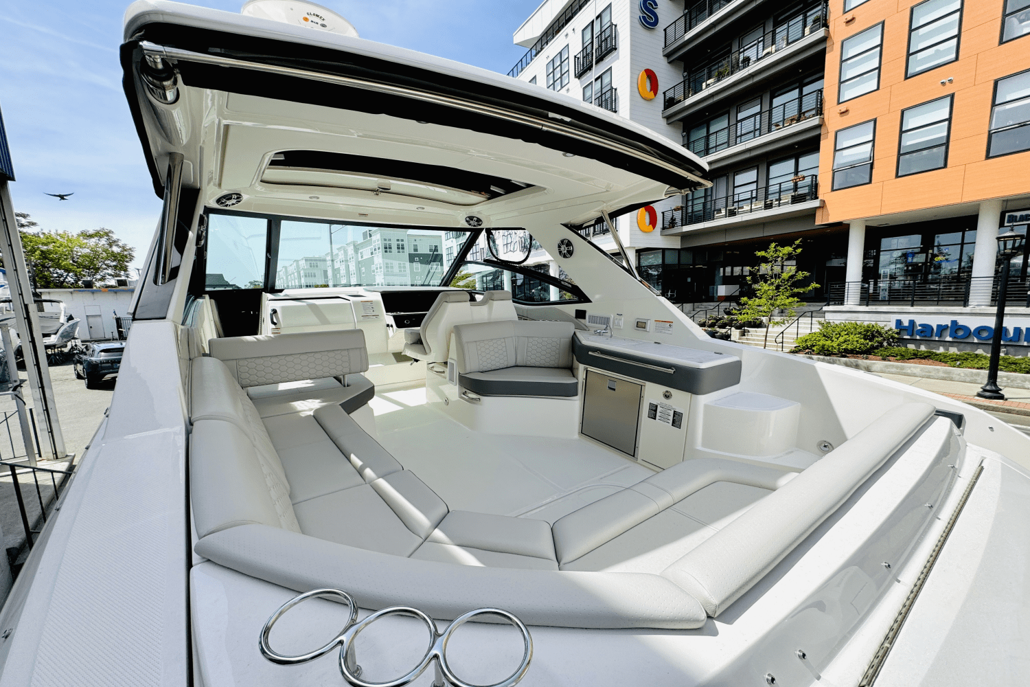 Slide: The Image of Sea Ray Sundancer 320 Outboard 2025 - 5