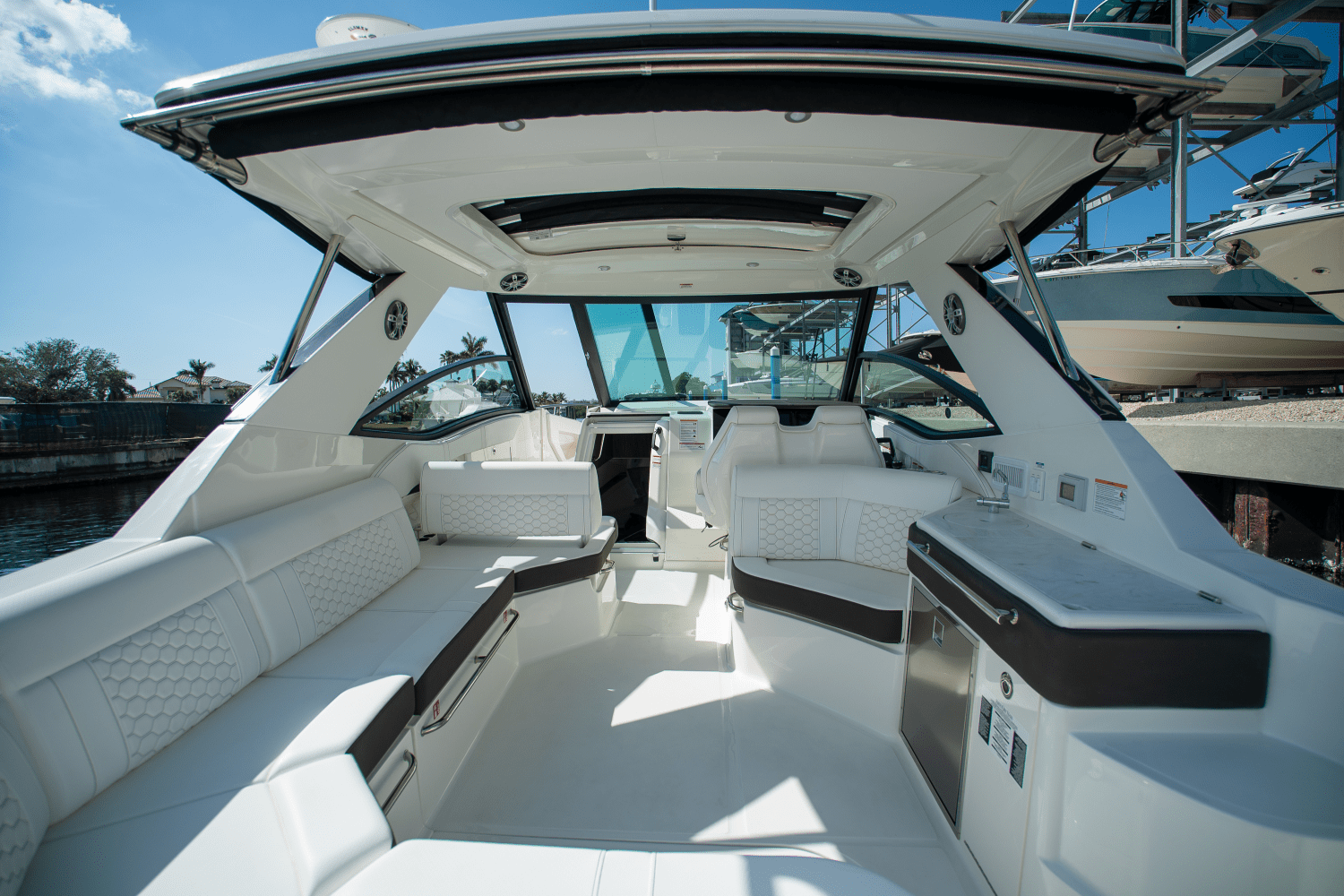 Slide: The Image of Sea Ray Sundancer 320 Outboard 2025 - 5