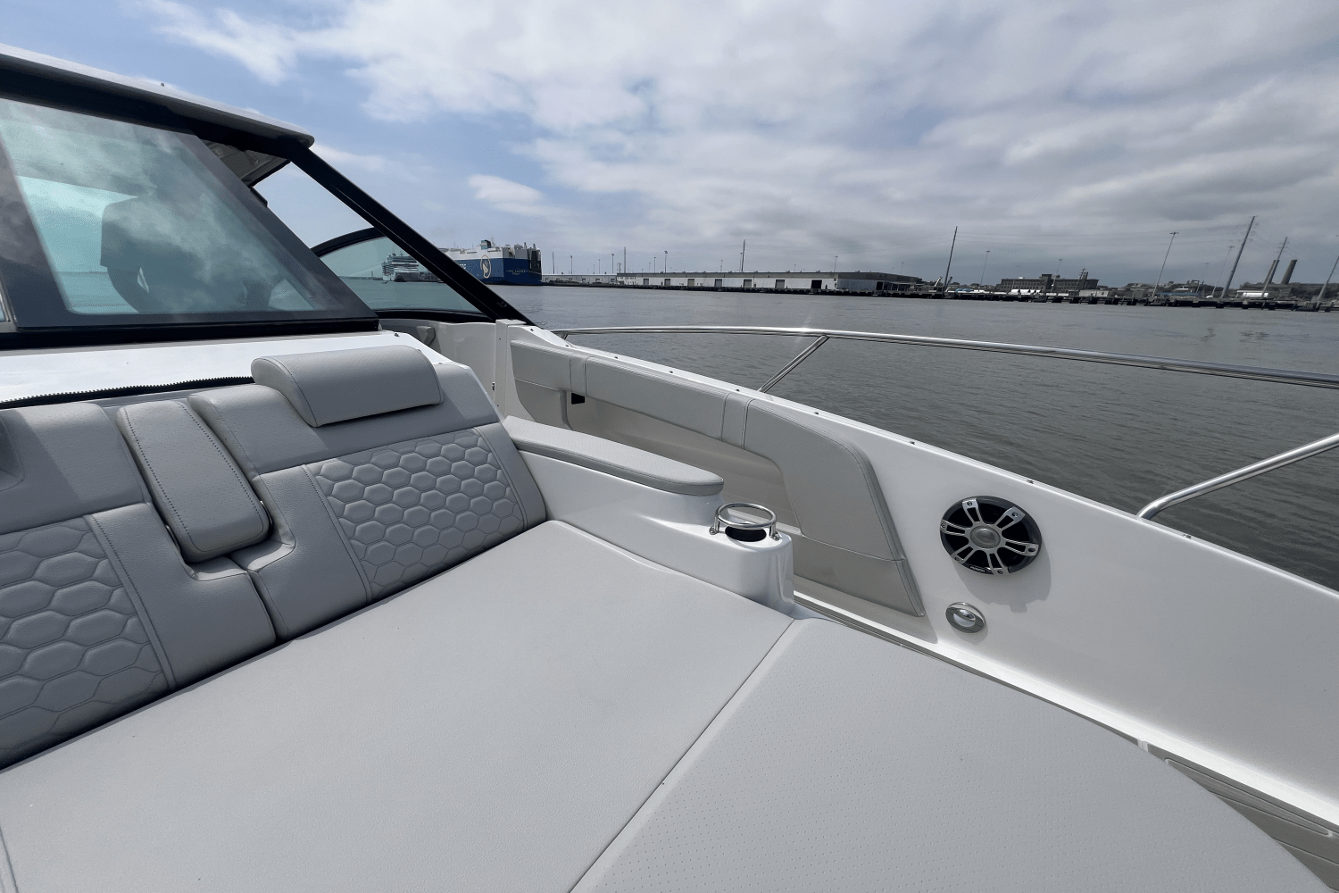 Slide: The Image of Sea Ray Sundancer 320 Outboard 2025 - 52
