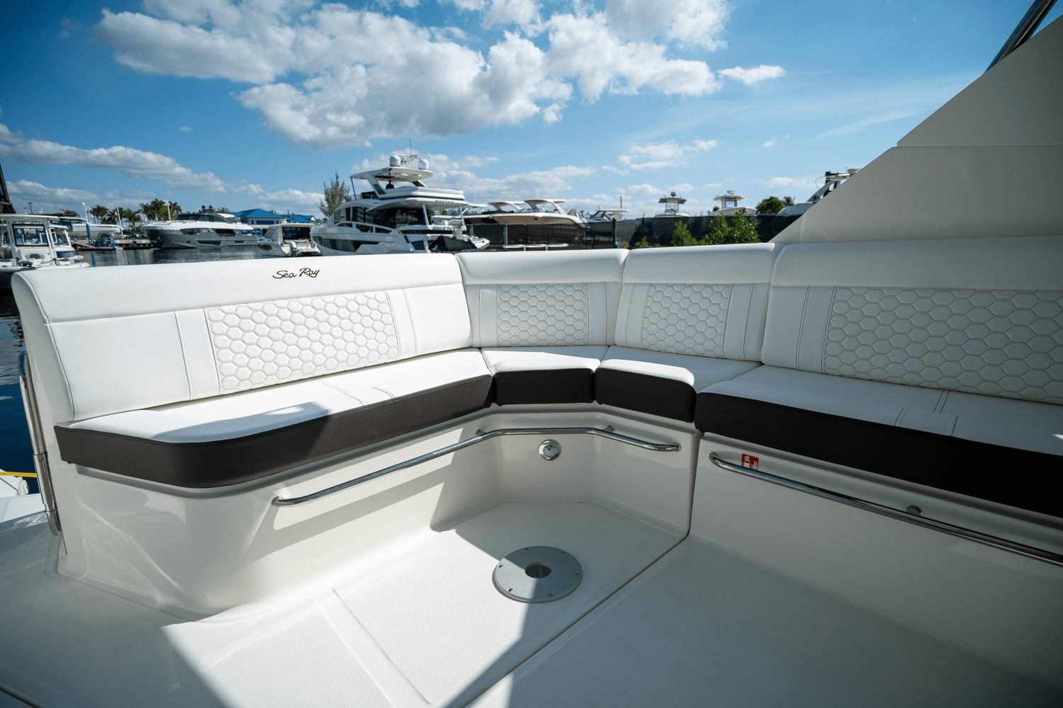 Slide: The Image of Sea Ray Sundancer 320 Outboard 2025 - 6