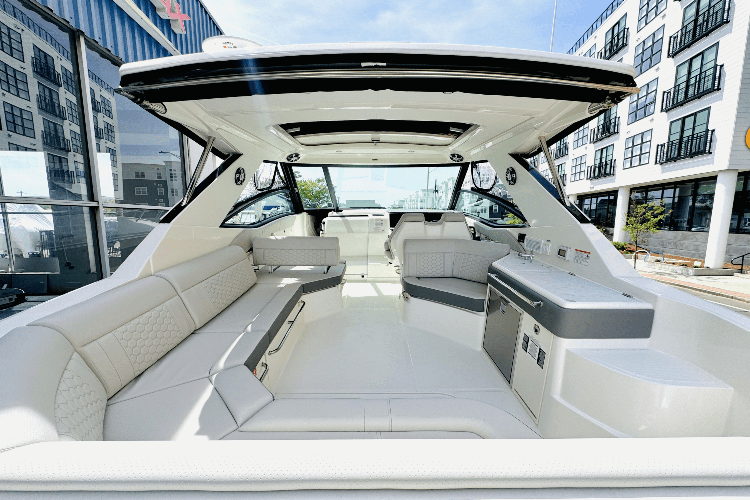 Slide: The Image of Sea Ray Sundancer 320 Outboard 2025 - 6