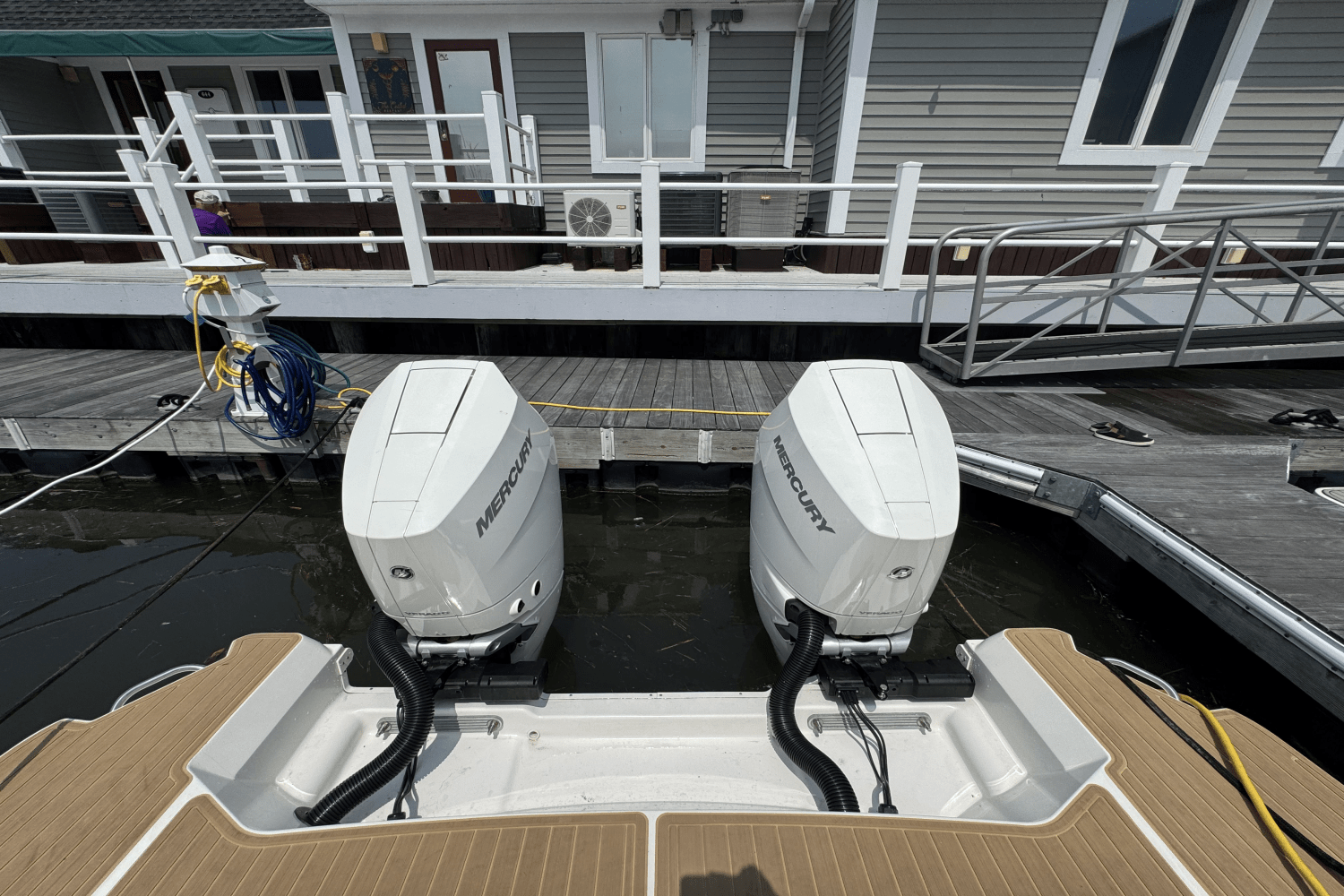Slide: The Image of Sea Ray Sundancer 320 Outboard 2025 - 6
