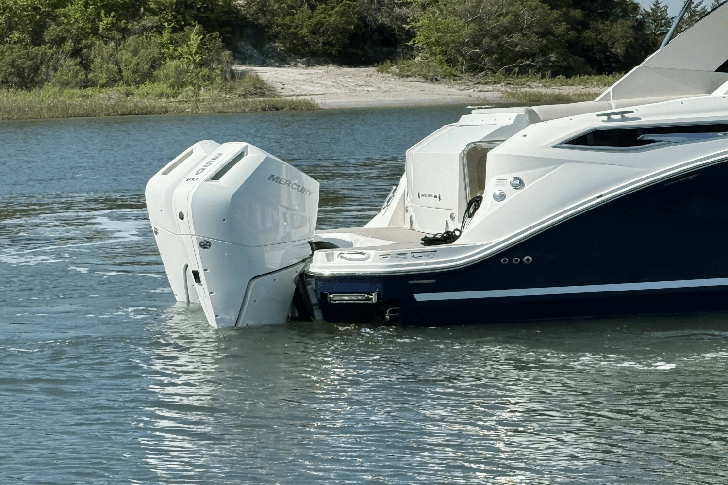 Slide: The Image of Sea Ray Sundancer 320 Outboard 2025 - 6