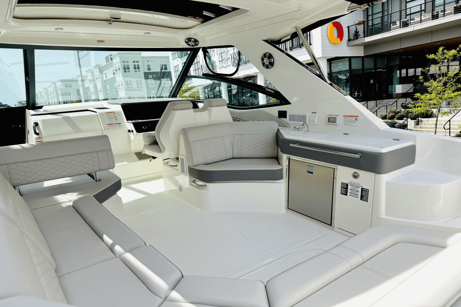Slide: The Image of Sea Ray Sundancer 320 Outboard 2025 - 7