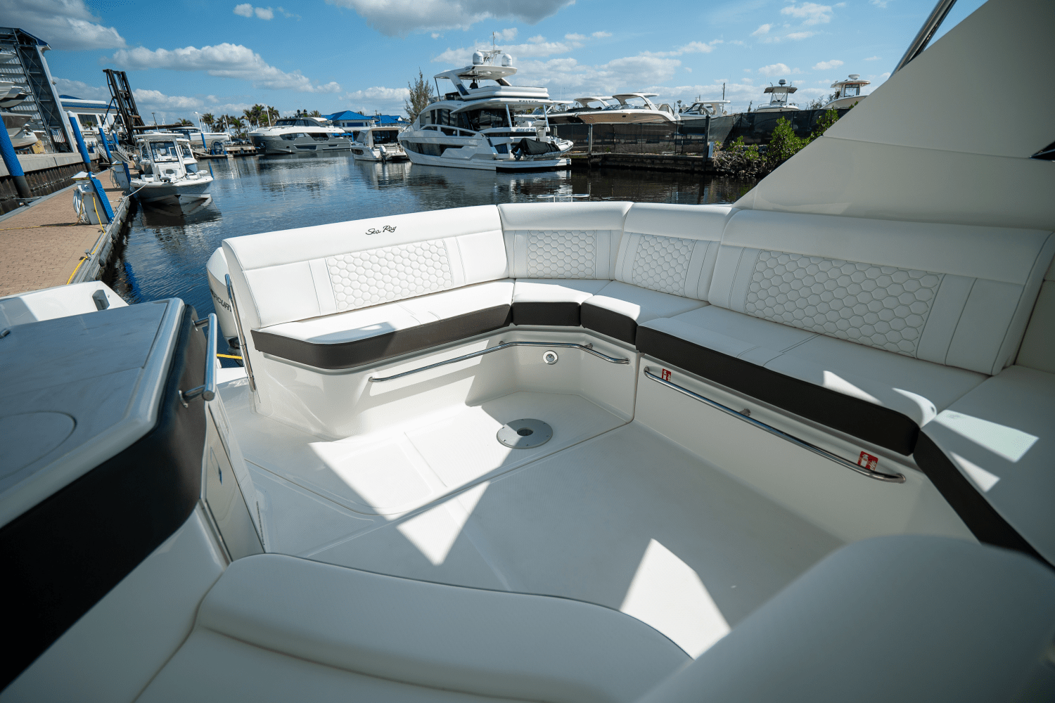 Slide: The Image of Sea Ray Sundancer 320 Outboard 2025 - 7