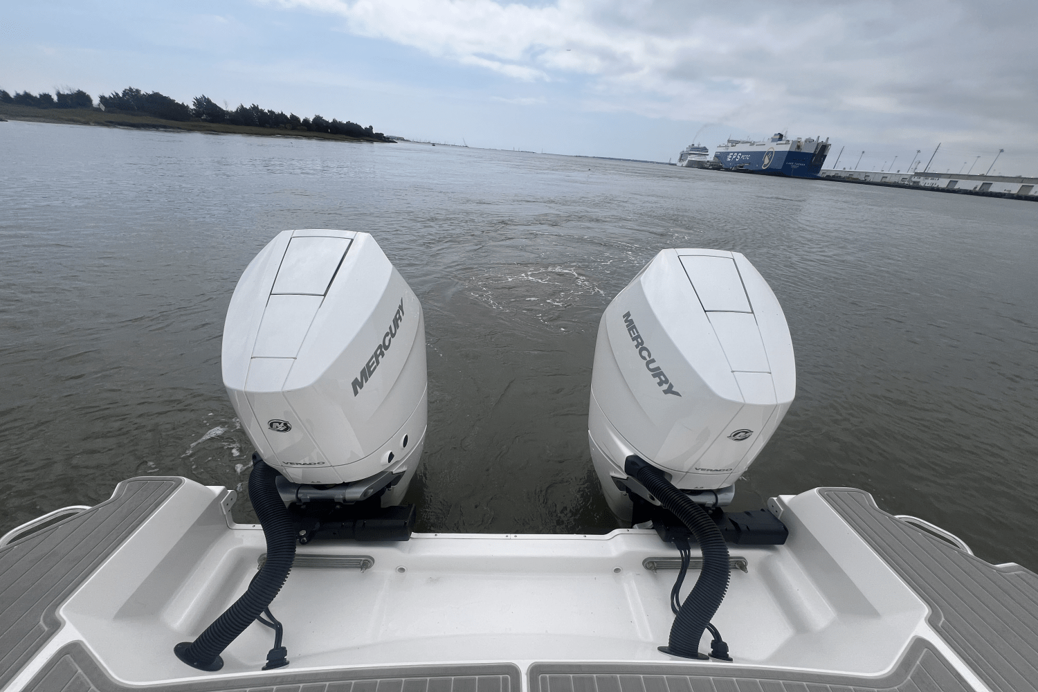 Slide: The Image of Sea Ray Sundancer 320 Outboard 2025 - 7