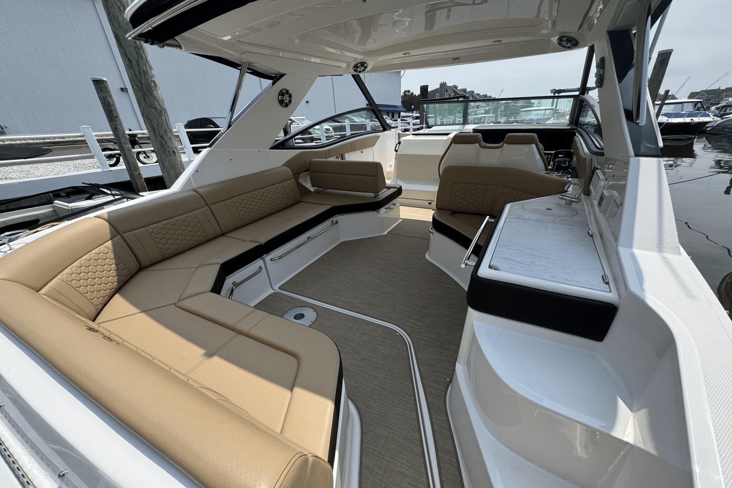 Slide: The Image of Sea Ray Sundancer 320 Outboard 2025 - 7