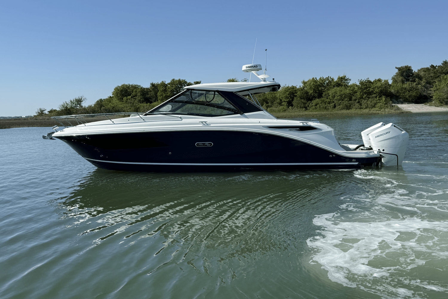 Slide: The Image of Sea Ray Sundancer 320 Outboard 2025 - 7