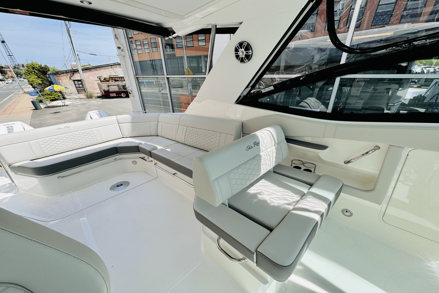 Slide: The Image of Sea Ray Sundancer 320 Outboard 2025 - 8