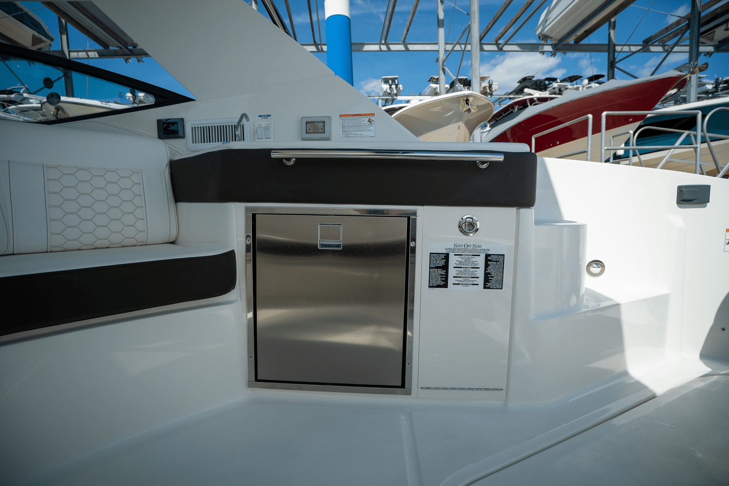 Slide: The Image of Sea Ray Sundancer 320 Outboard 2025 - 8