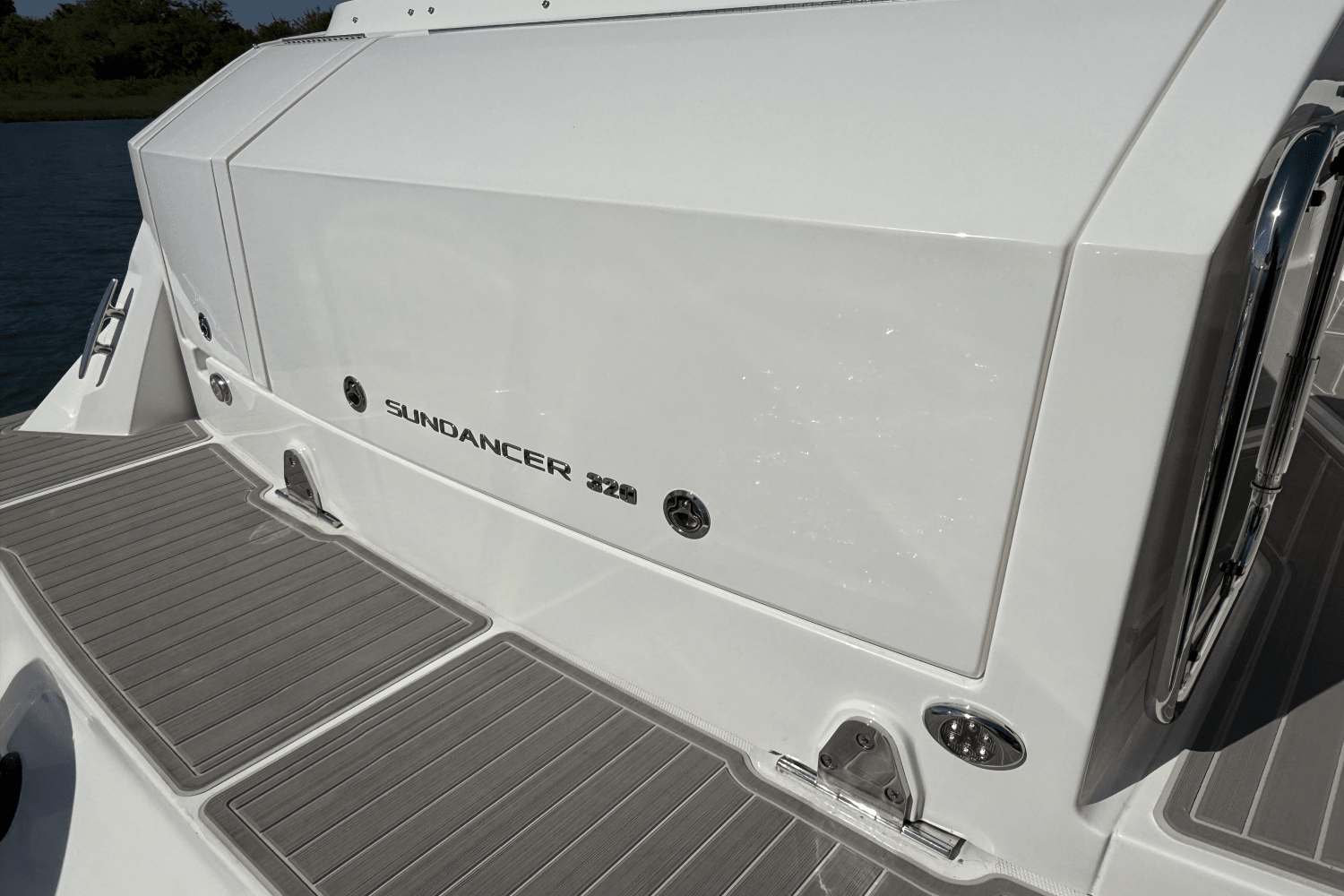 Slide: The Image of Sea Ray Sundancer 320 Outboard 2025 - 8