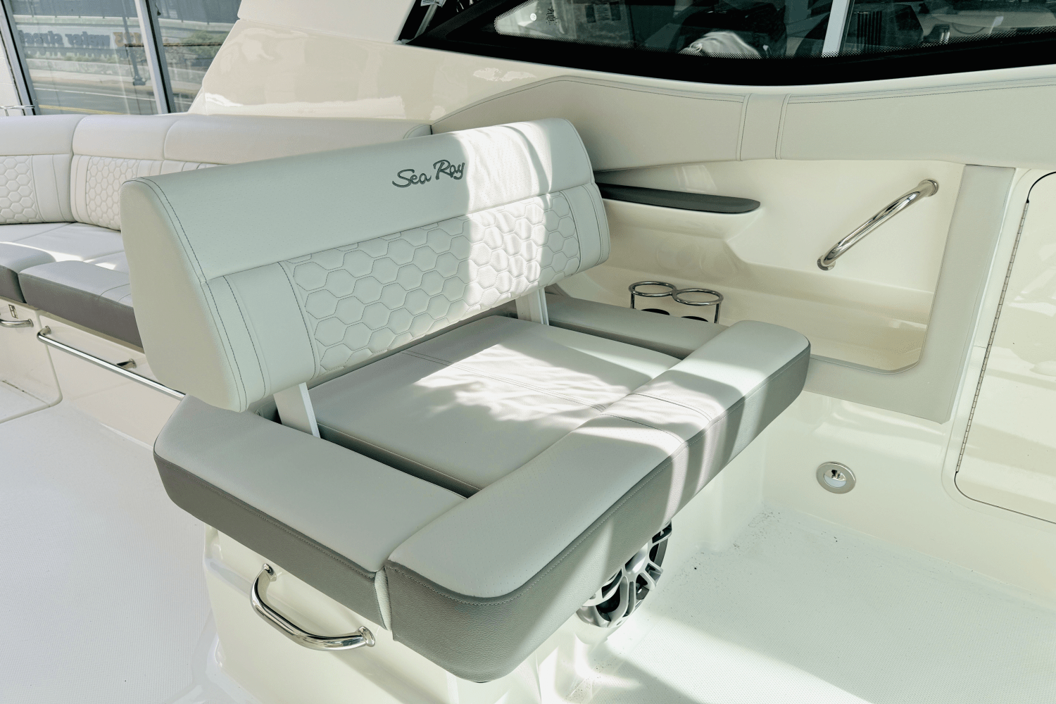 Slide: The Image of Sea Ray Sundancer 320 Outboard 2025 - 9