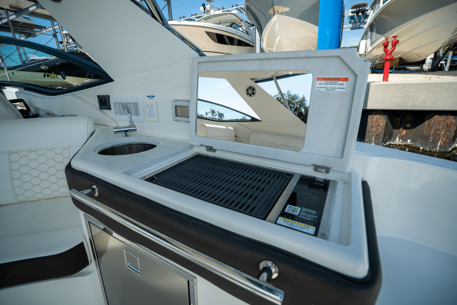 Slide: The Image of Sea Ray Sundancer 320 Outboard 2025 - 9