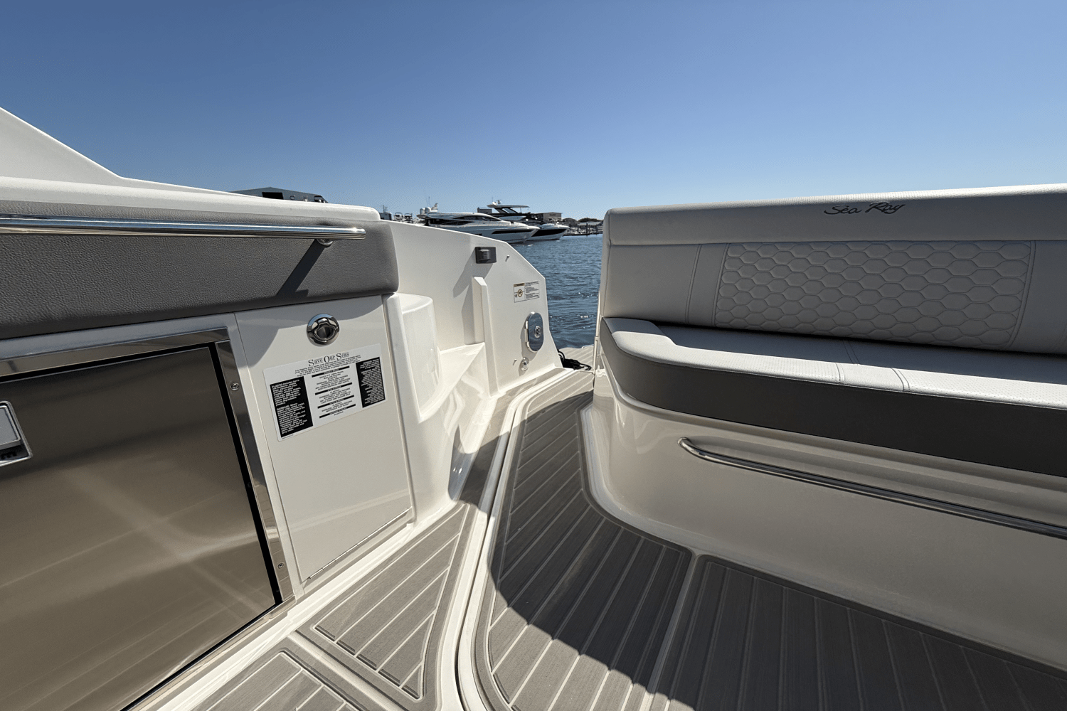 Slide: The Image of Sea Ray Sundancer 320 Outboard 2025 - 9