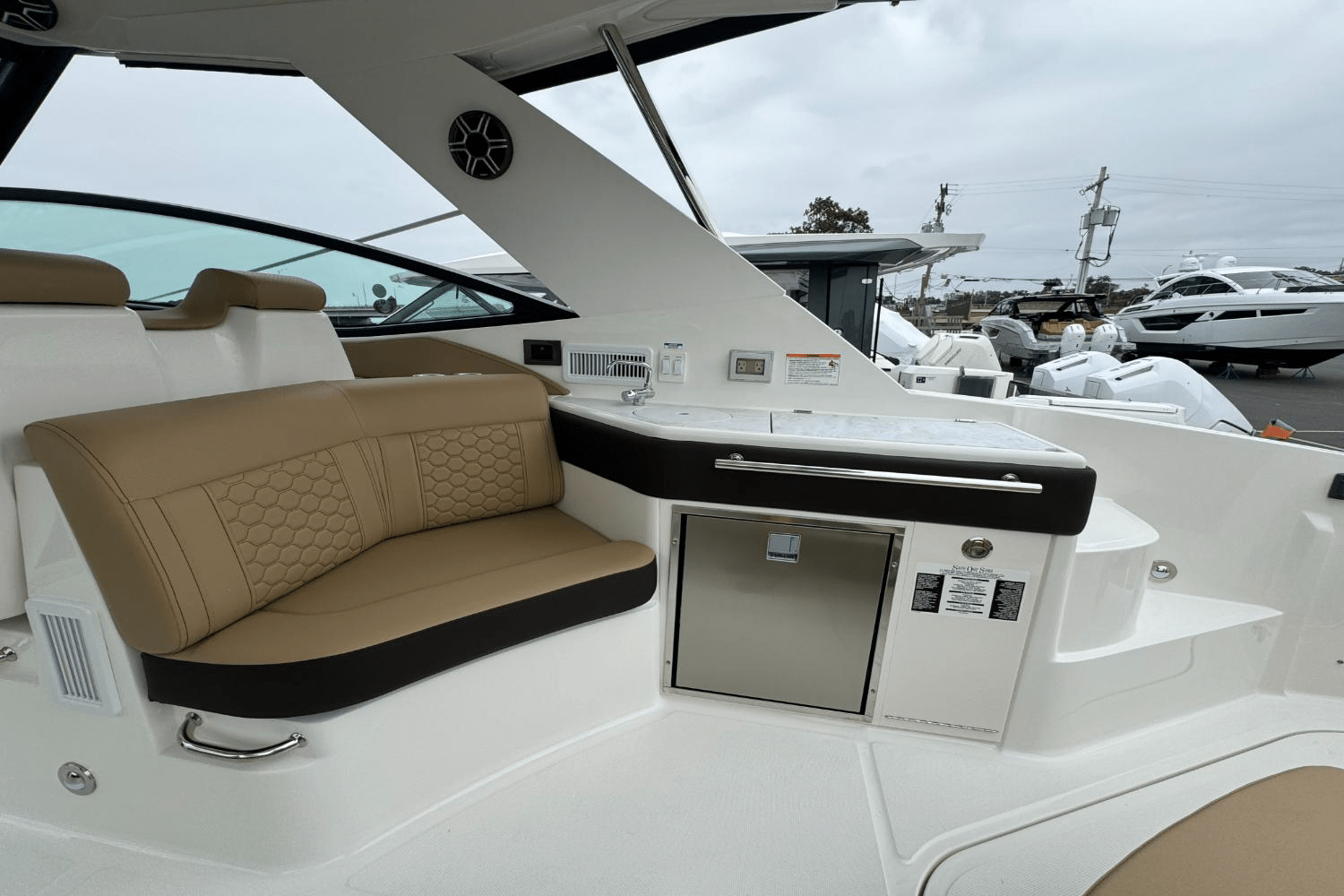 Slide: The Image of Sea Ray Sundancer 320 Outboard 2026 - 11