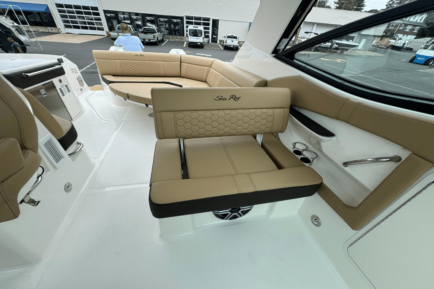 Slide: The Image of Sea Ray Sundancer 320 Outboard 2026 - 18