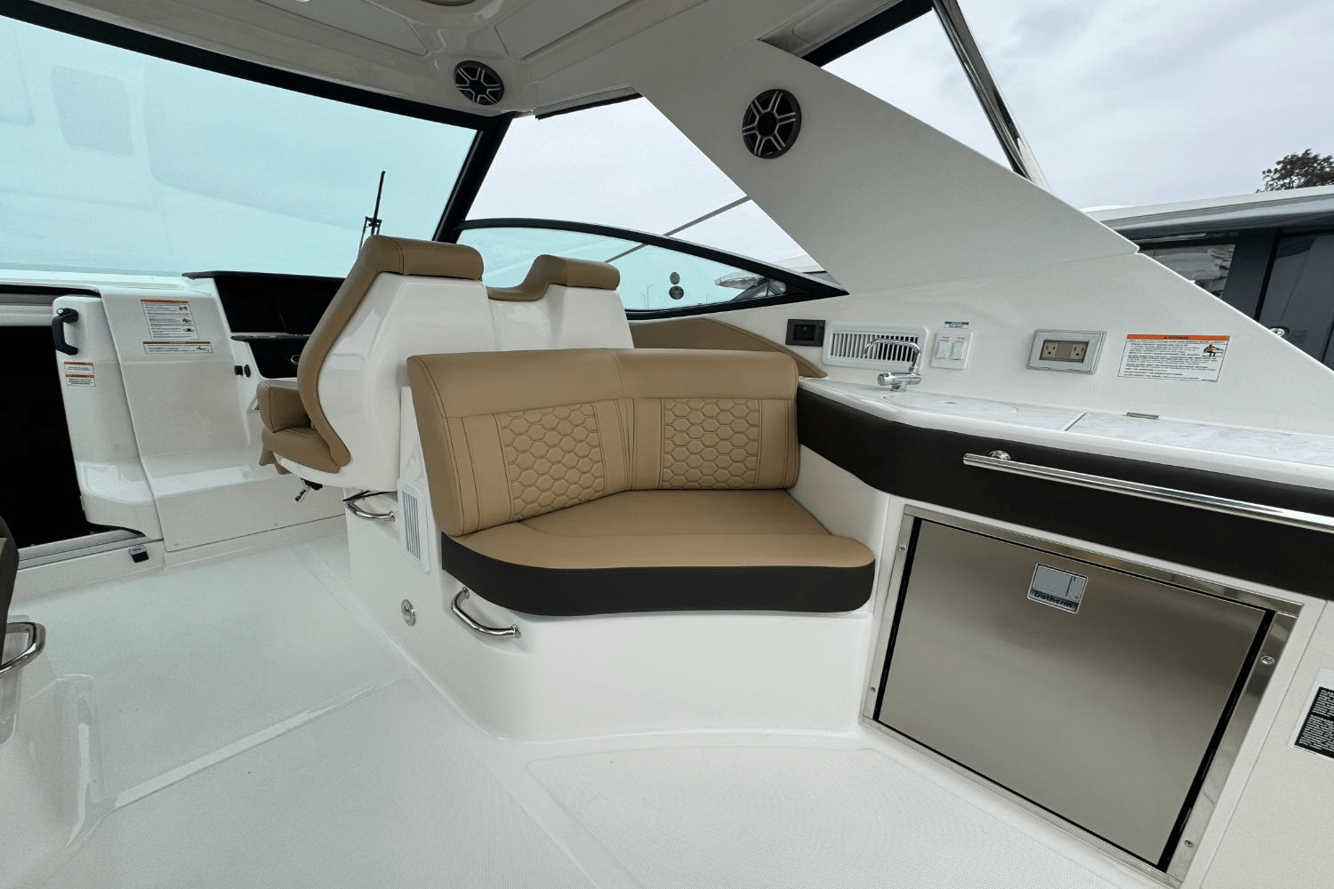 Slide: The Image of Sea Ray Sundancer 320 Outboard 2026 - 19