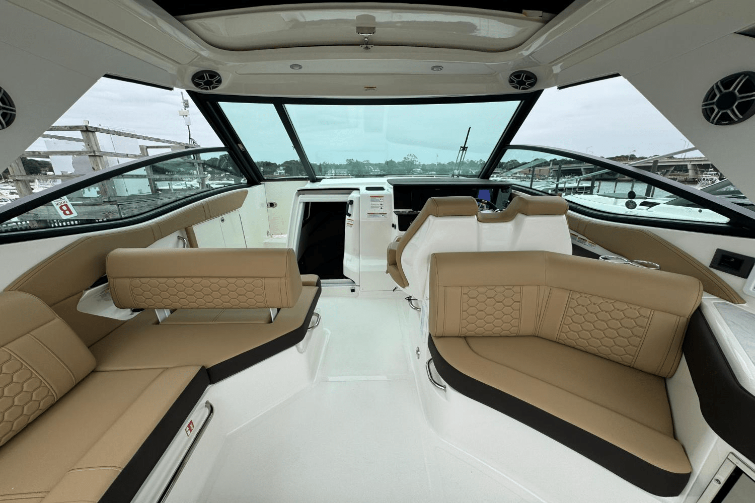 Slide: The Image of Sea Ray Sundancer 320 Outboard 2026 - 20