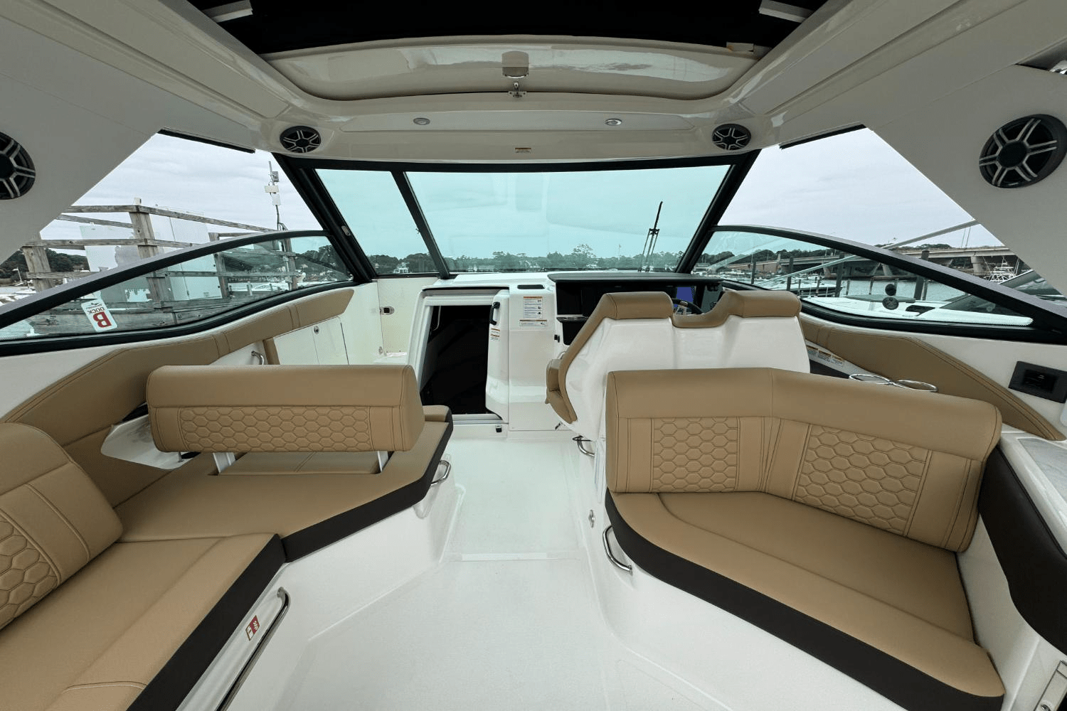 Slide: The Image of Sea Ray Sundancer 320 Outboard 2026 - 21