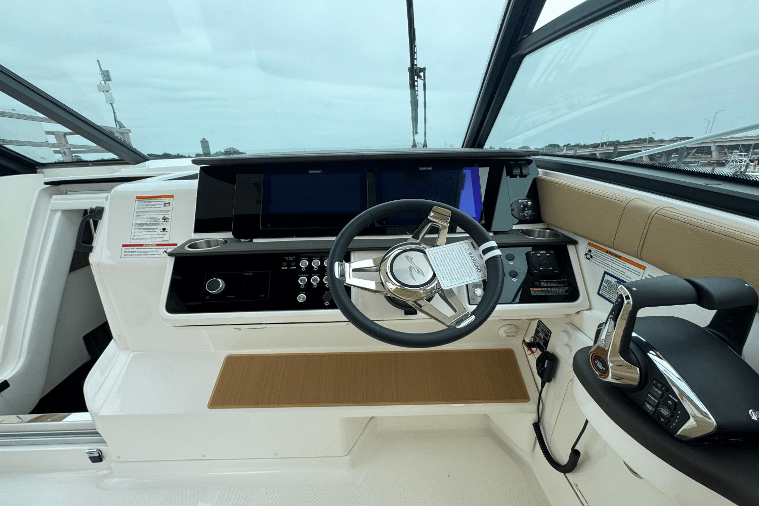 Slide: The Image of Sea Ray Sundancer 320 Outboard 2026 - 29