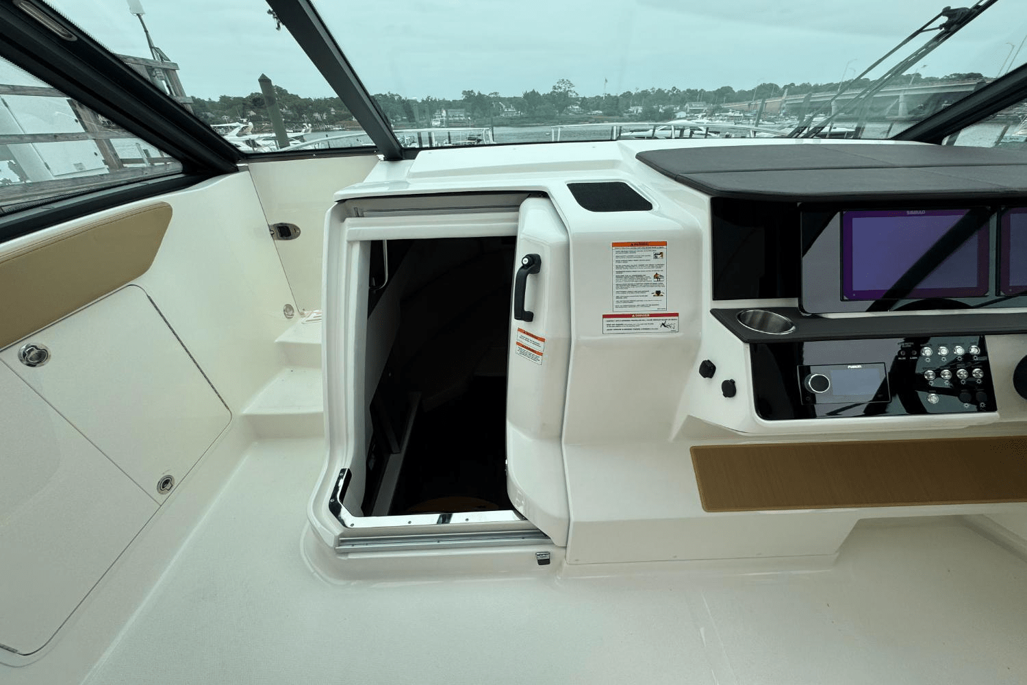 Slide: The Image of Sea Ray Sundancer 320 Outboard 2026 - 31