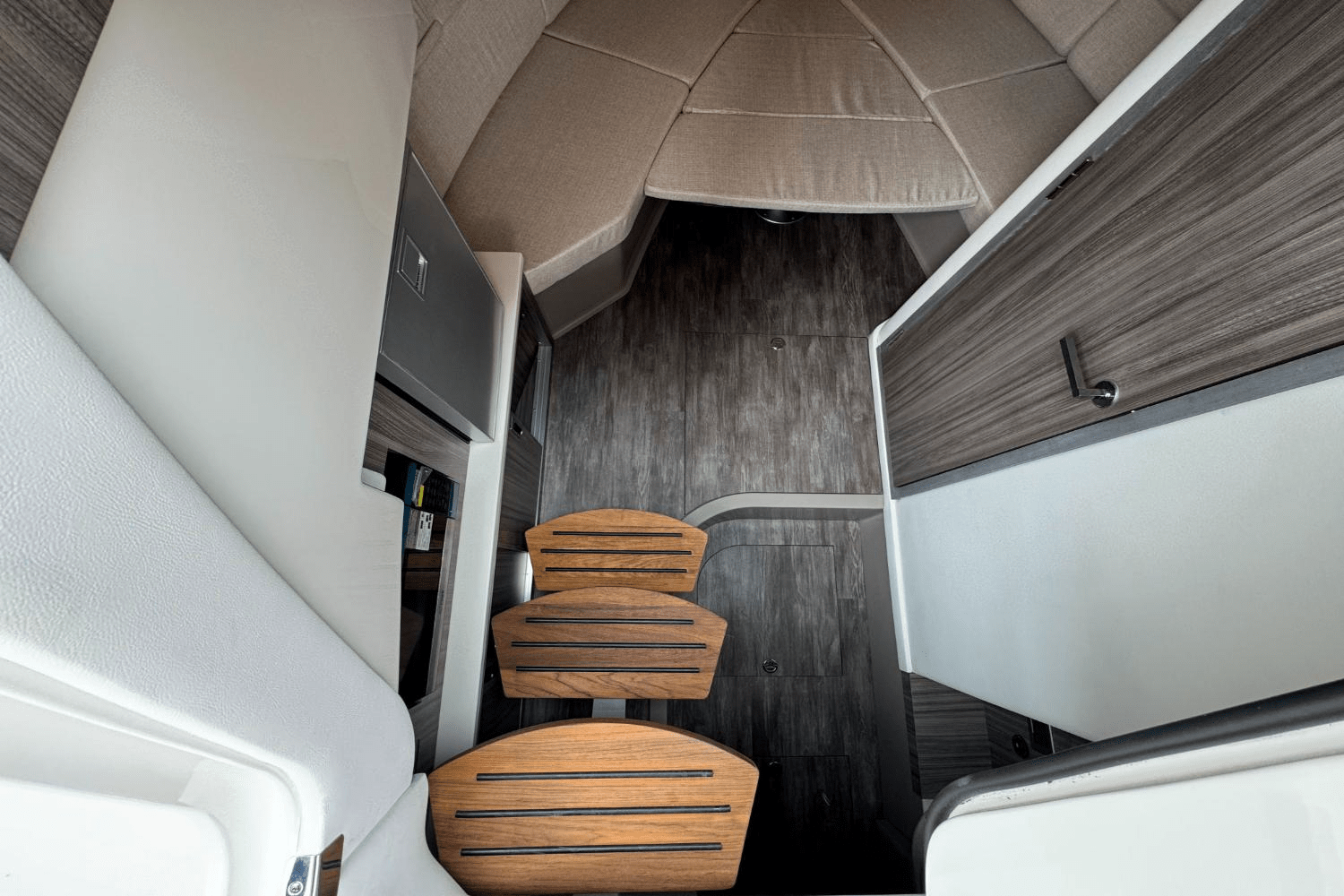 Slide: The Image of Sea Ray Sundancer 320 Outboard 2026 - 32