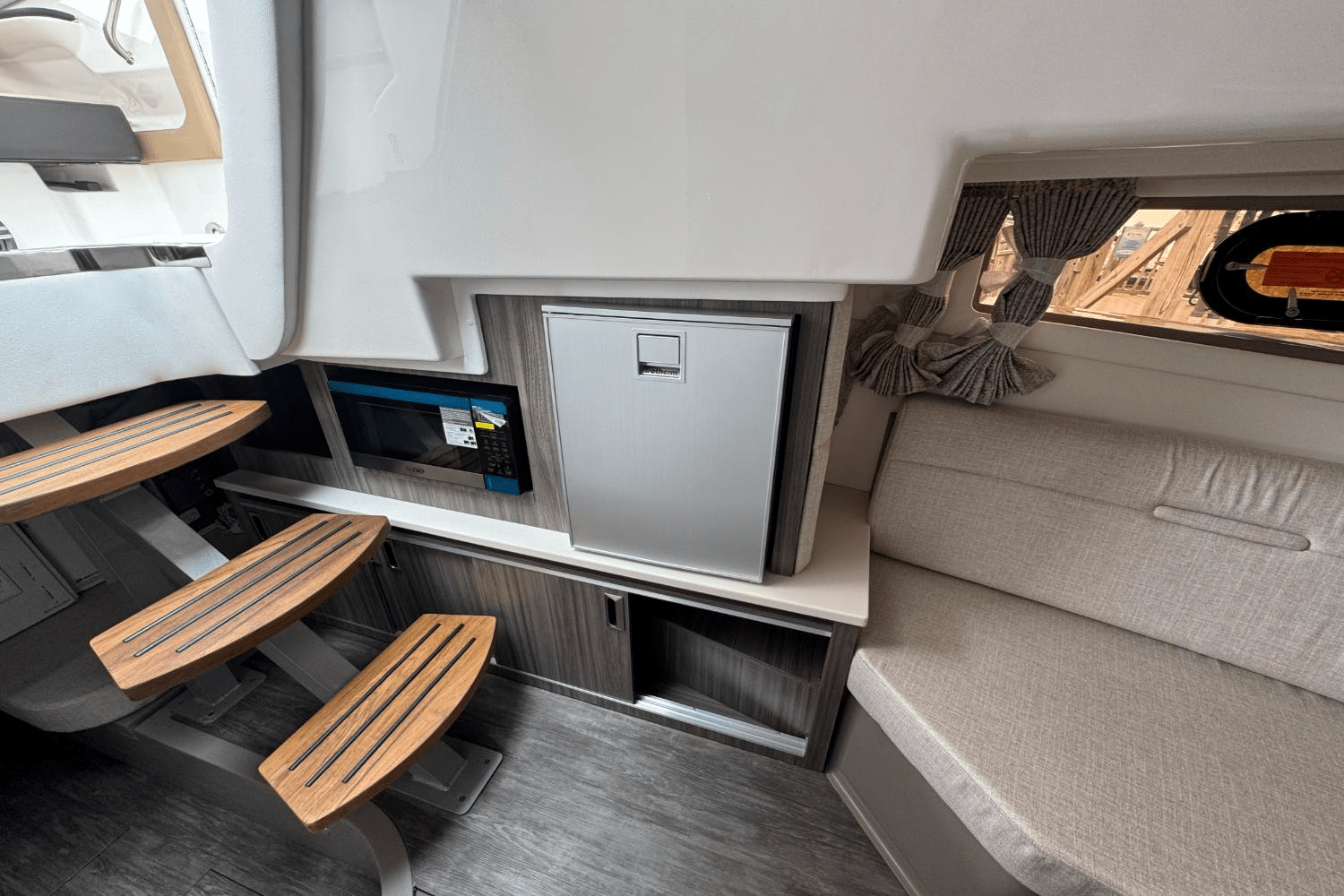 Slide: The Image of Sea Ray Sundancer 320 Outboard 2026 - 33