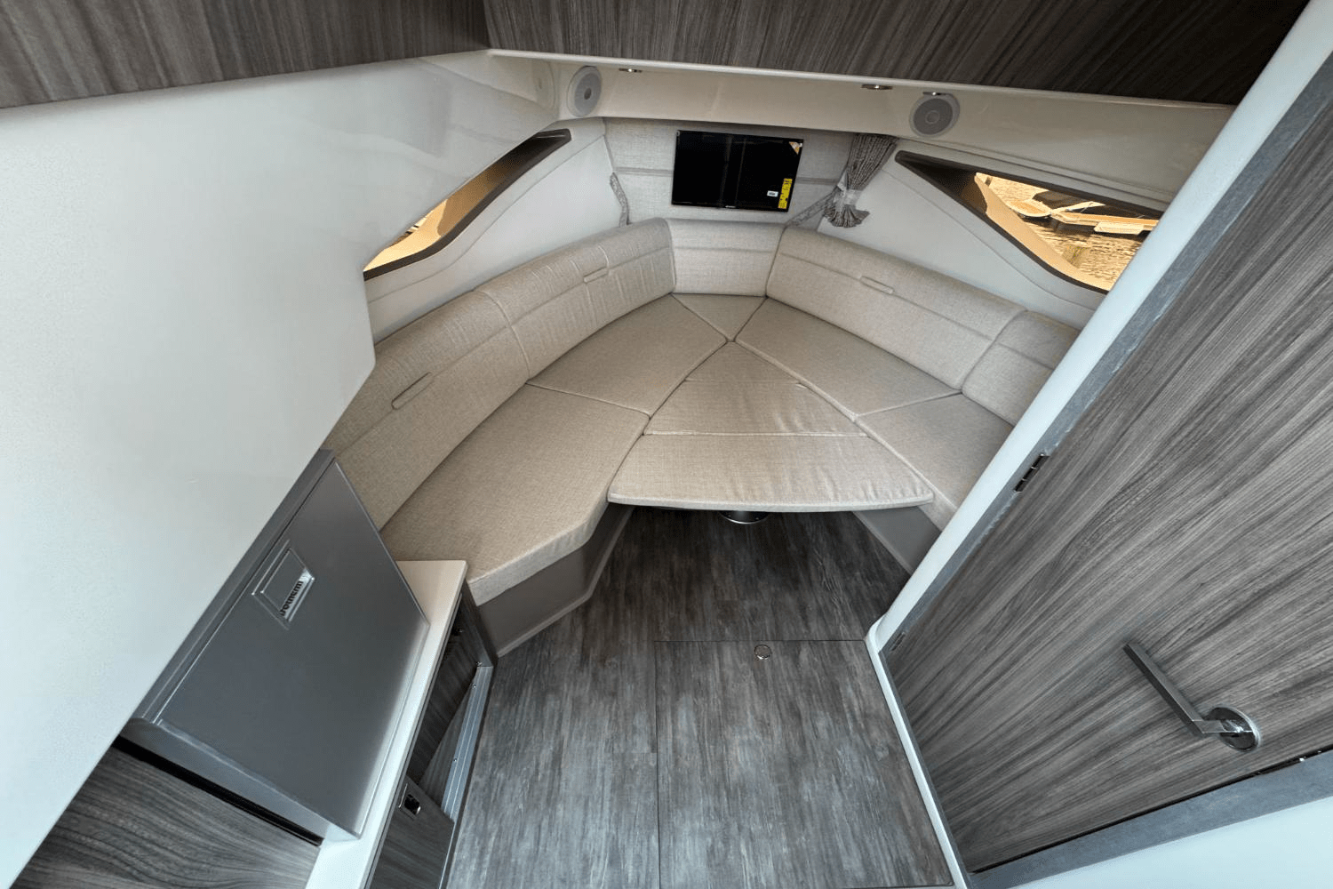 Slide: The Image of Sea Ray Sundancer 320 Outboard 2026 - 34