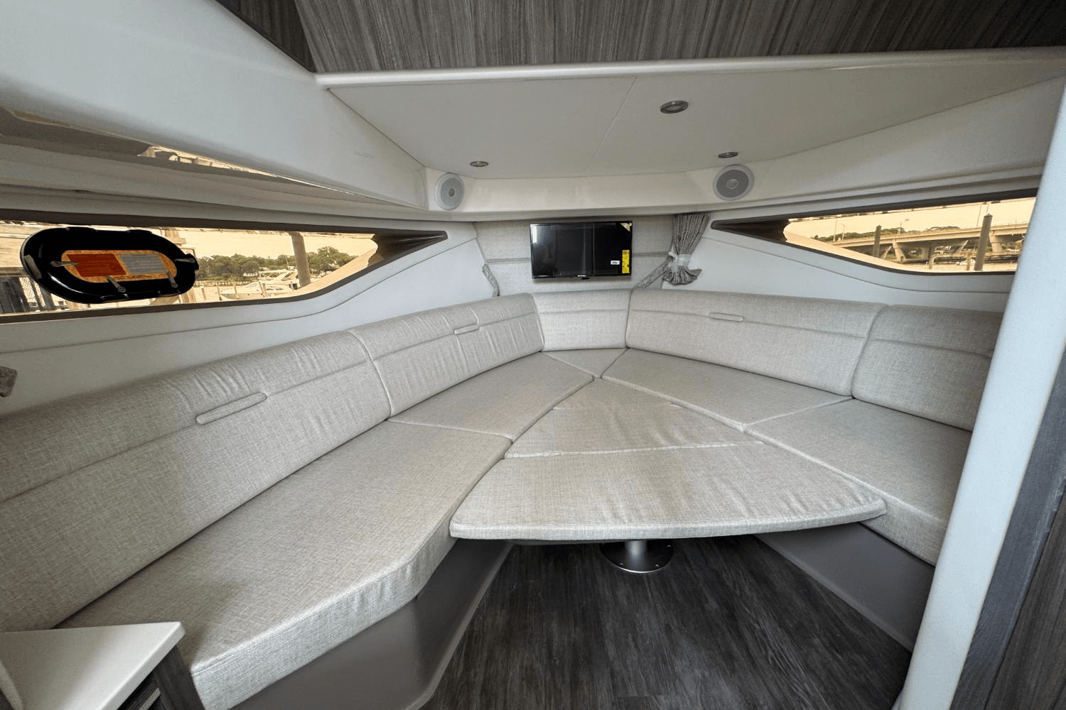 Slide: The Image of Sea Ray Sundancer 320 Outboard 2026 - 35