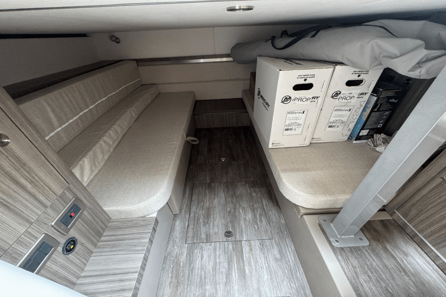 Slide: The Image of Sea Ray Sundancer 320 Outboard 2026 - 37