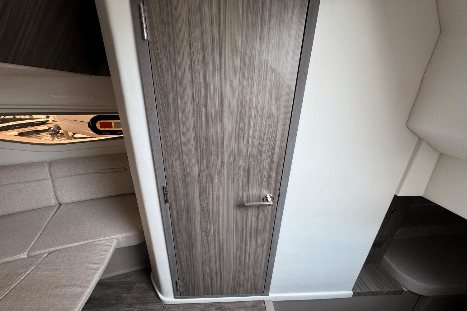 Slide: The Image of Sea Ray Sundancer 320 Outboard 2026 - 38