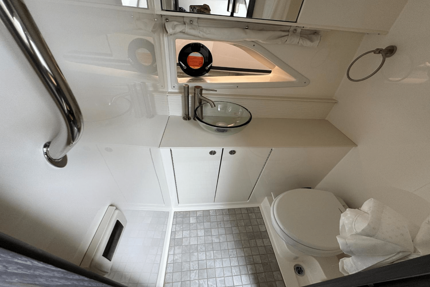 Slide: The Image of Sea Ray Sundancer 320 Outboard 2026 - 39