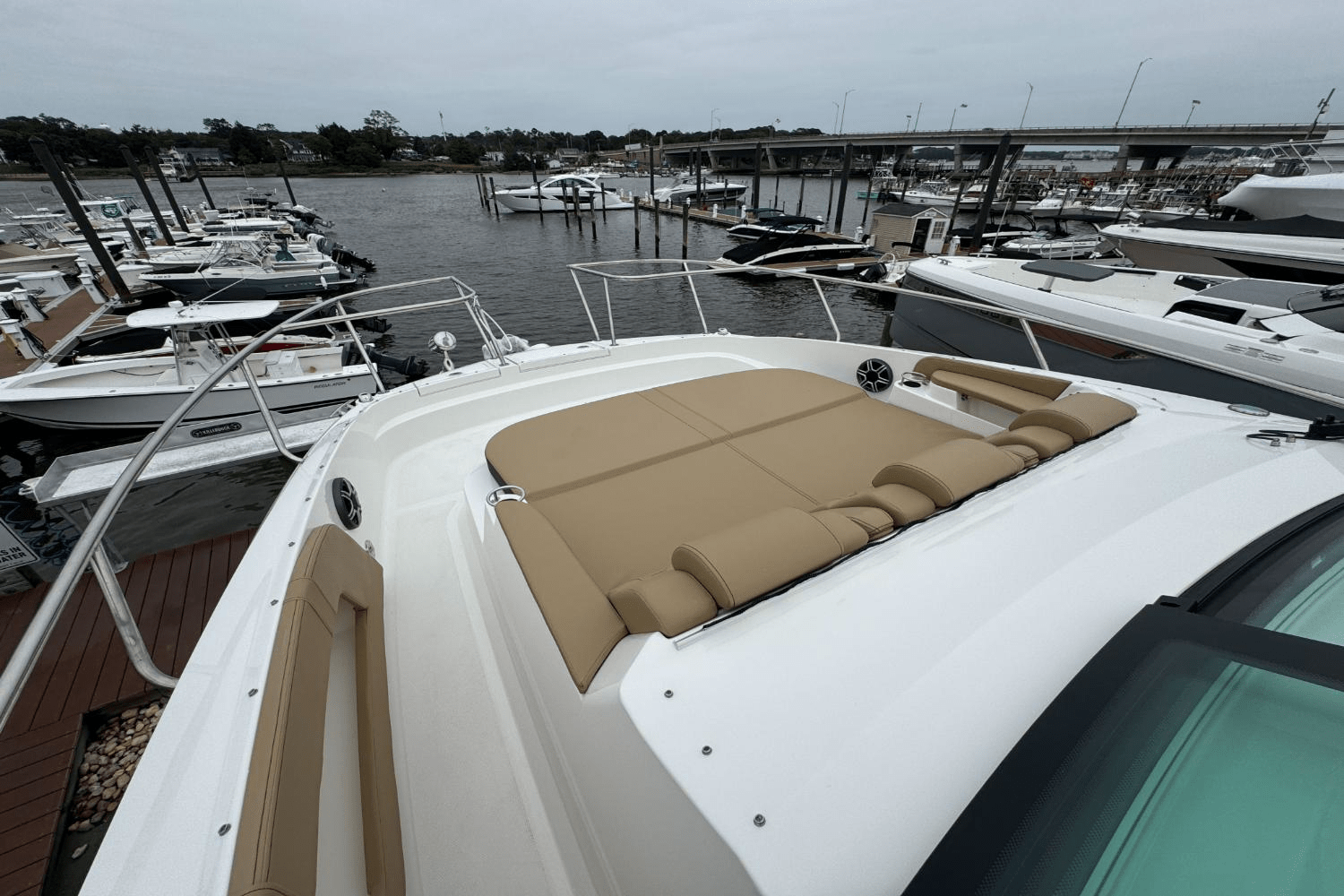 Slide: The Image of Sea Ray Sundancer 320 Outboard 2026 - 41