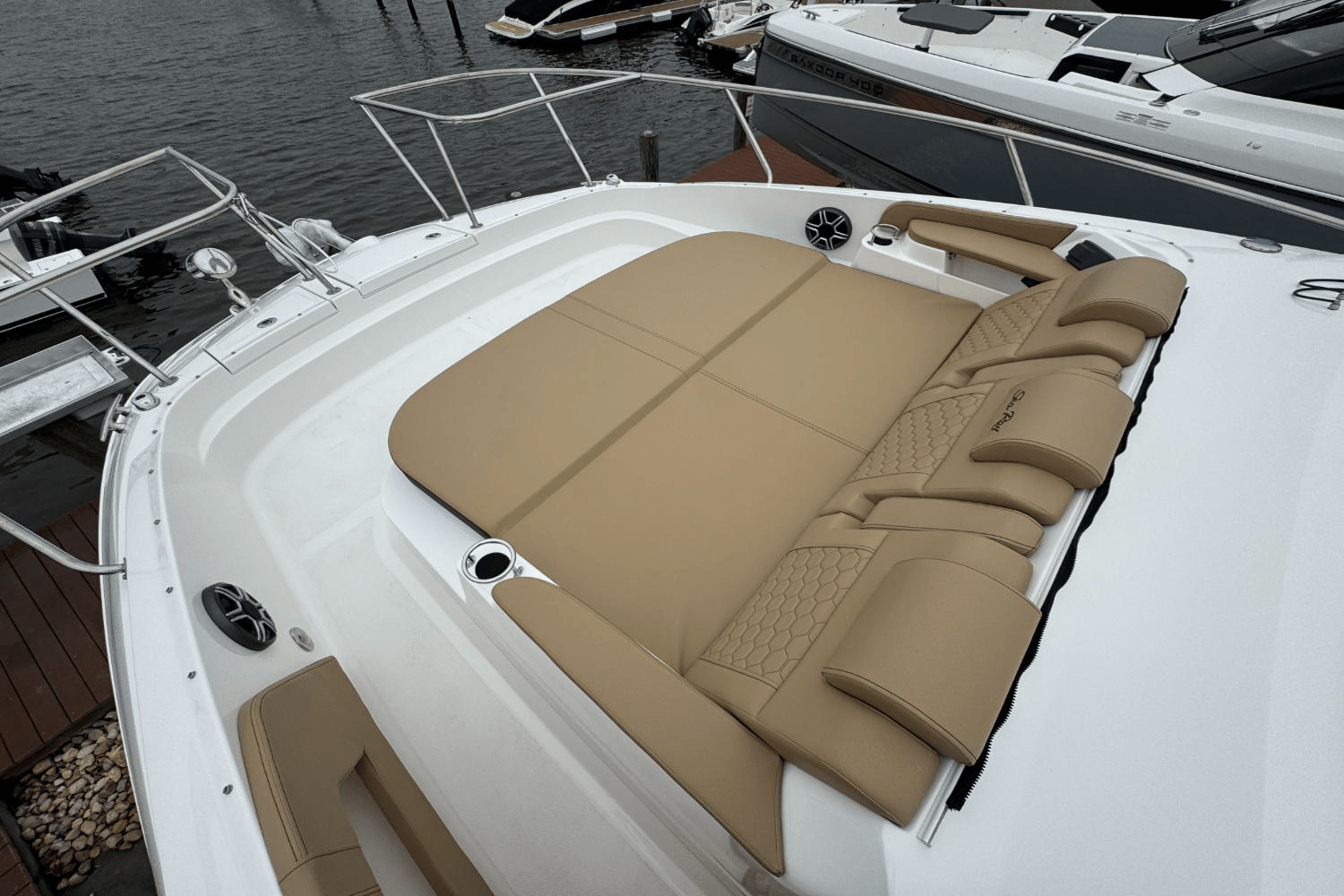 Slide: The Image of Sea Ray Sundancer 320 Outboard 2026 - 42
