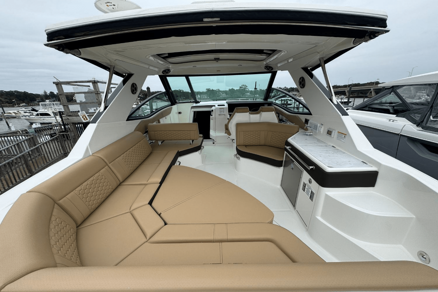 Slide: The Image of Sea Ray Sundancer 320 Outboard 2026 - 5