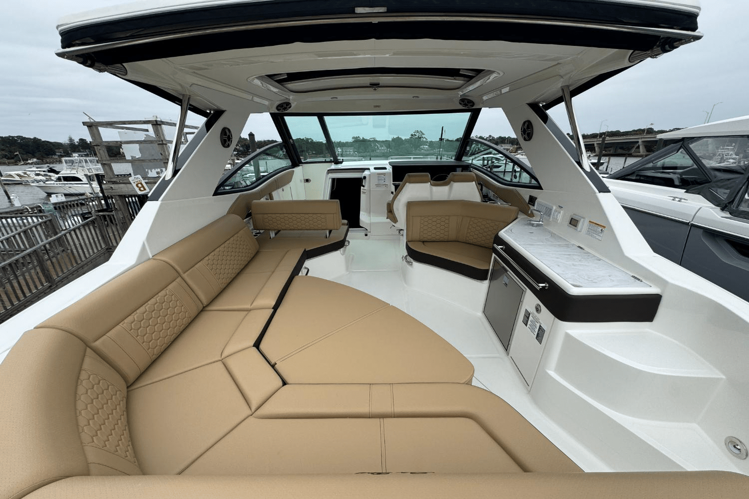 Slide: The Image of Sea Ray Sundancer 320 Outboard 2026 - 6