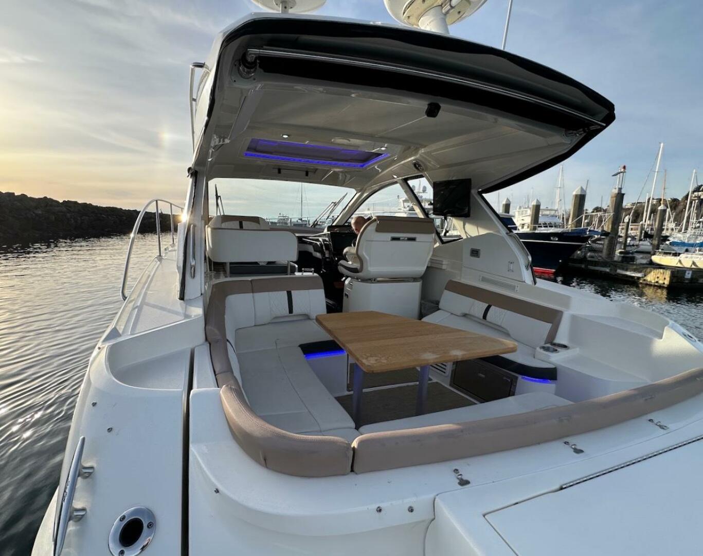 Slide: The Image of Sea Ray Sundancer 350 Coupe 2017 - 4971586
