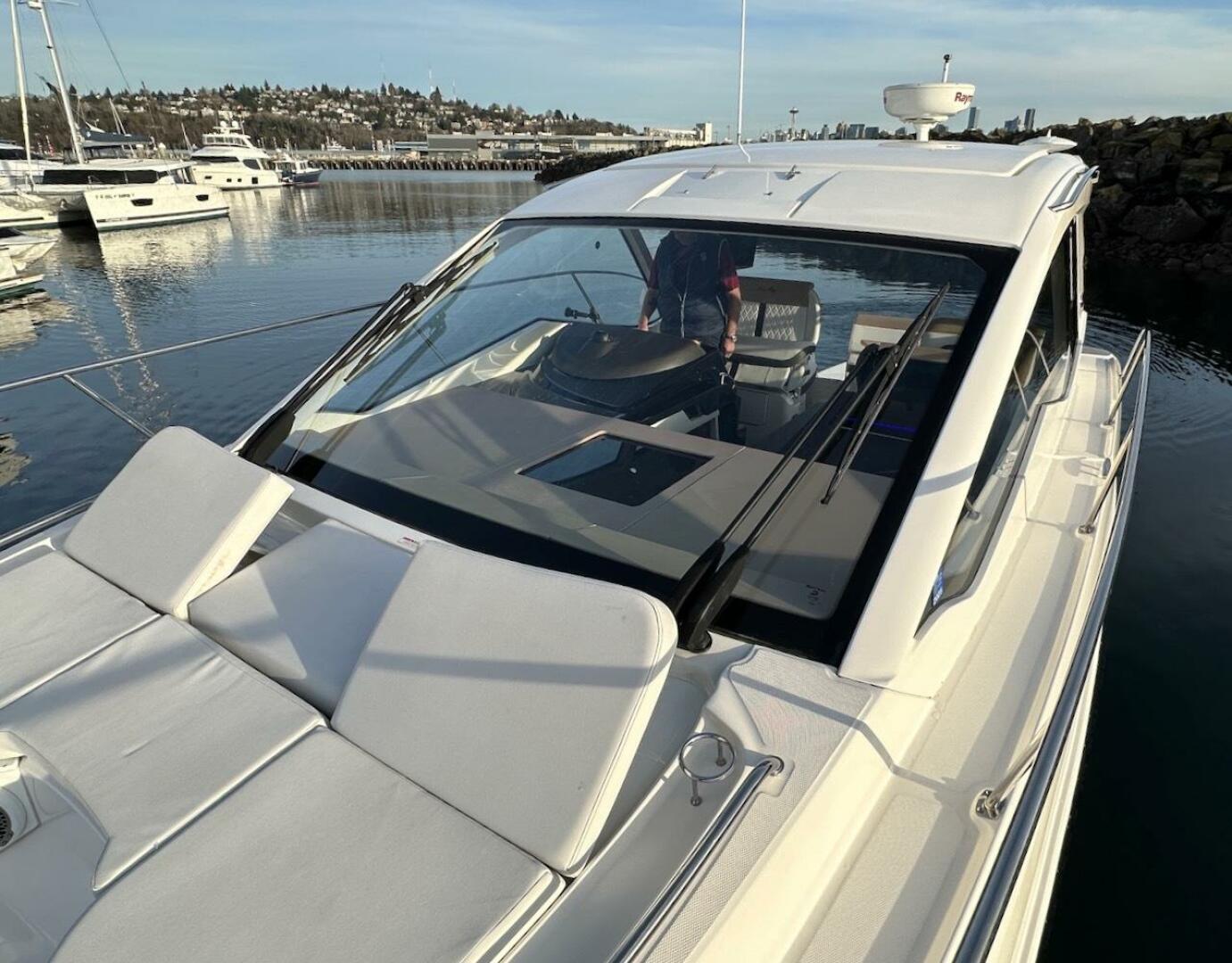 Slide: The Image of Sea Ray Sundancer 350 Coupe 2017 - 4971594