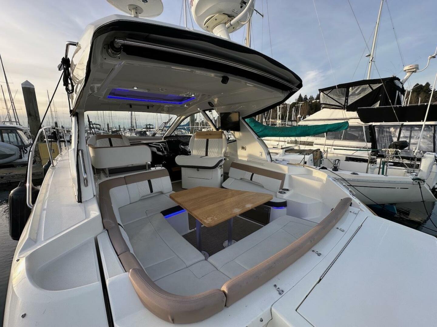 Slide: The Image of Sea Ray Sundancer 350 Coupe 2017 - 4971602