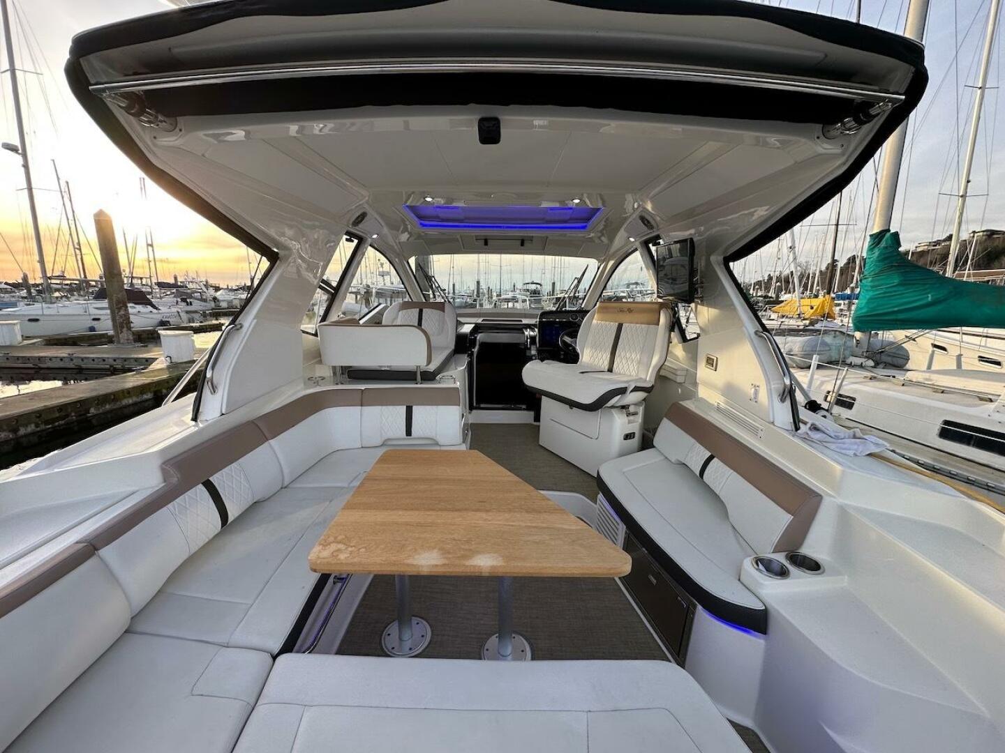 Slide: The Image of Sea Ray Sundancer 350 Coupe 2017 - 4971604