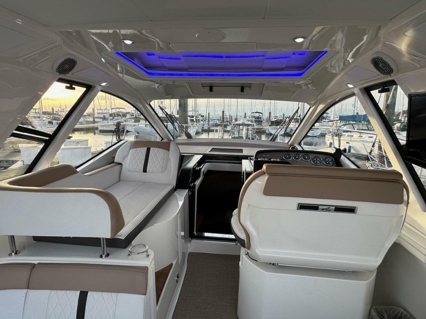 Slide: The Image of Sea Ray Sundancer 350 Coupe 2017 - 4971609