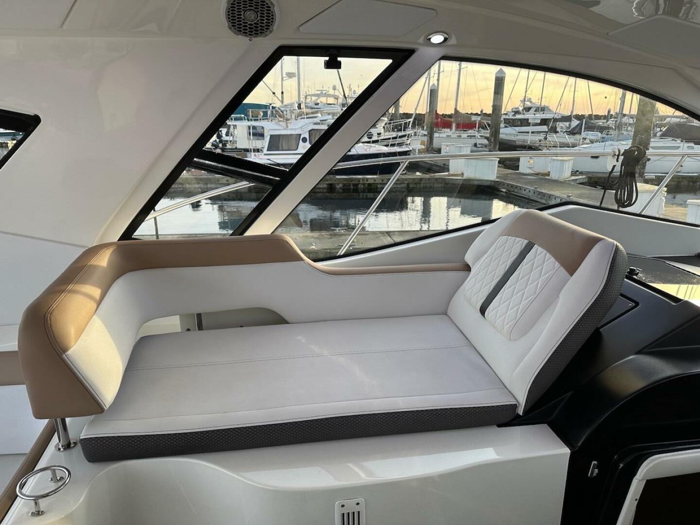 Slide: The Image of Sea Ray Sundancer 350 Coupe 2017 - 4971612