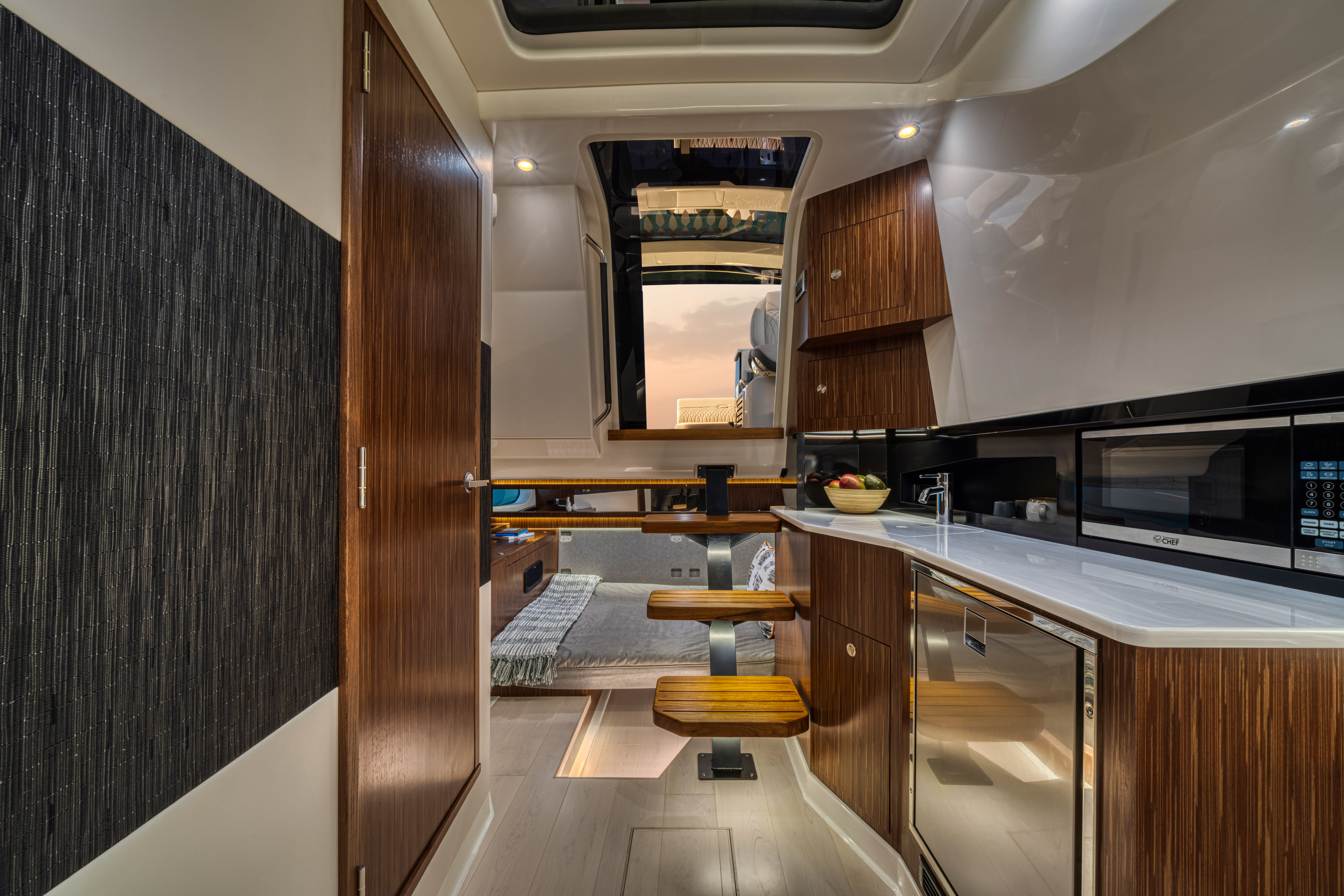 Slide: The Image of Sea Ray Sundancer 370 2024 - 10