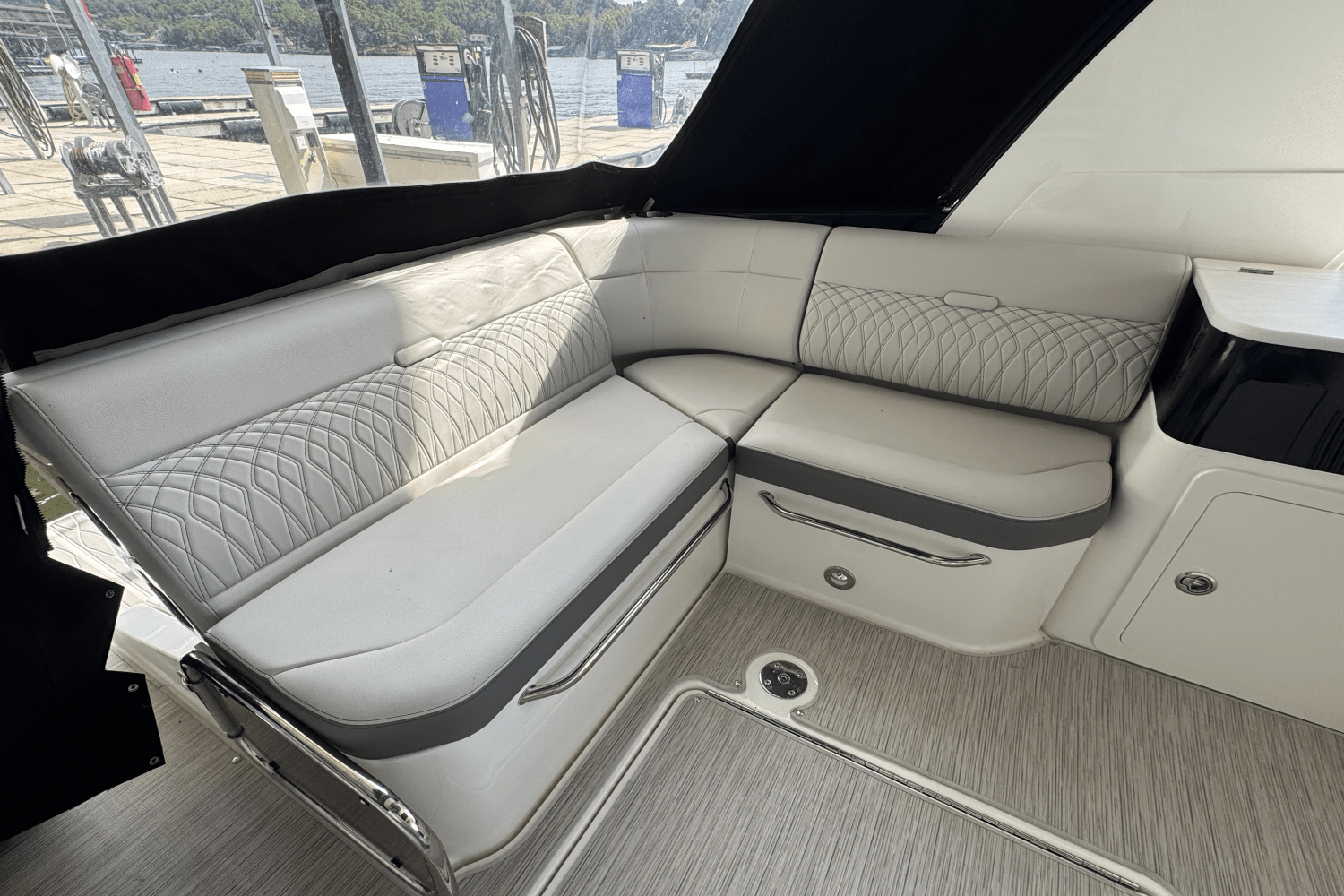 Slide: The Image of Sea Ray Sundancer 370 2024 - 10