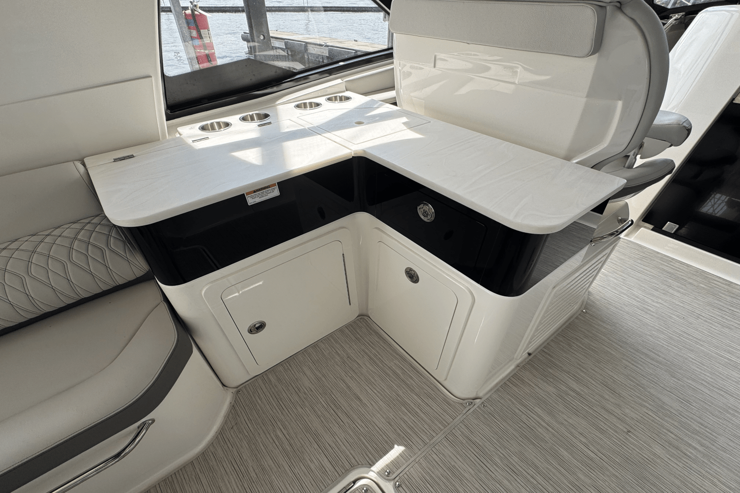 Slide: The Image of Sea Ray Sundancer 370 2024 - 11