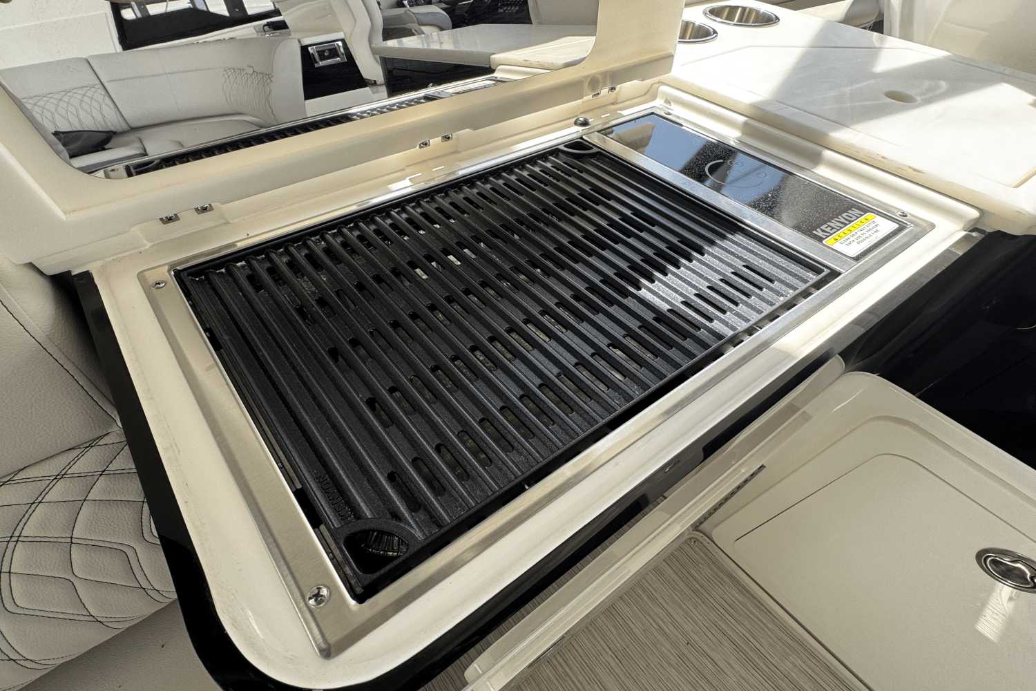 Slide: The Image of Sea Ray Sundancer 370 2024 - 12