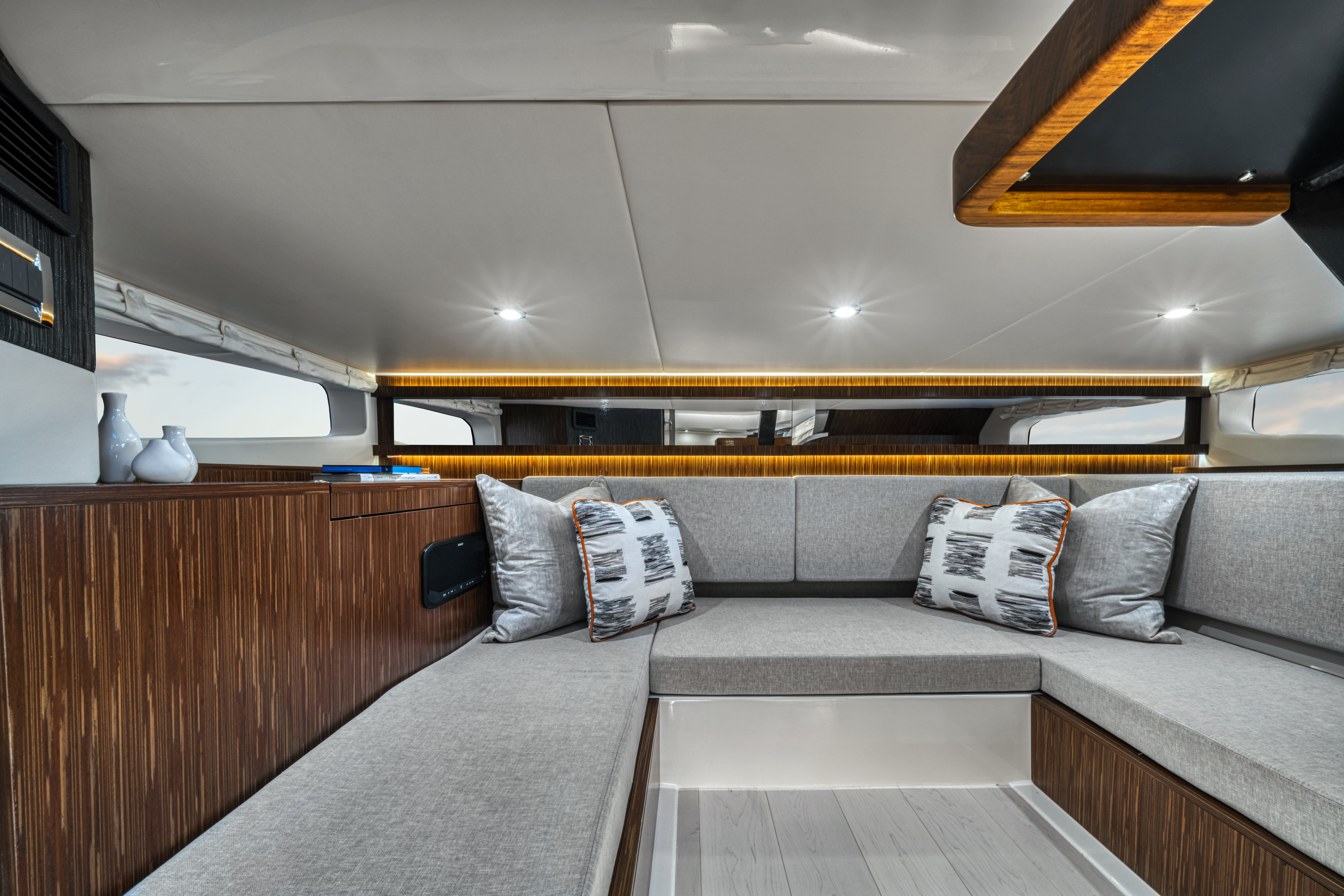 Slide: The Image of Sea Ray Sundancer 370 2024 - 13