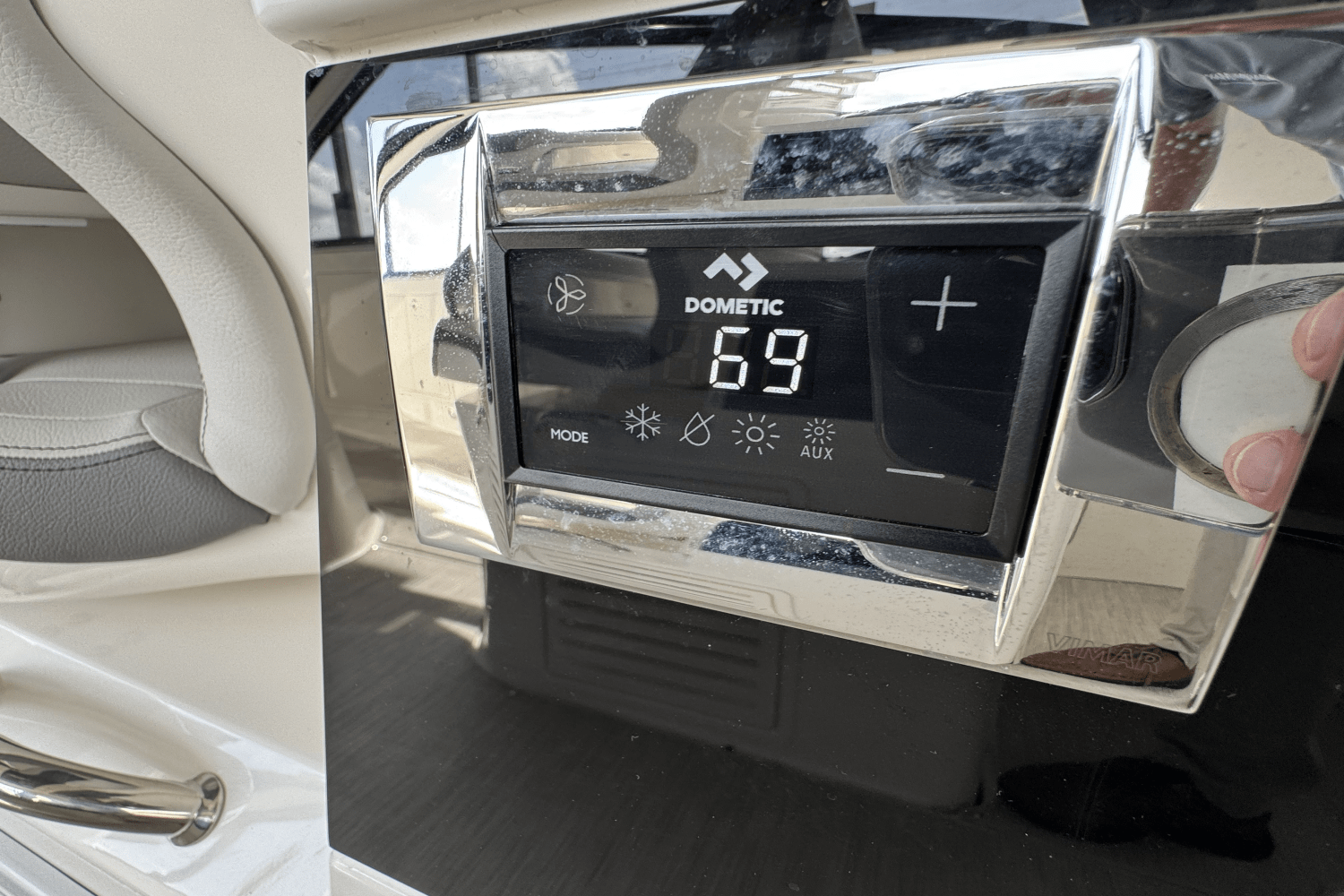 Slide: The Image of Sea Ray Sundancer 370 2024 - 13